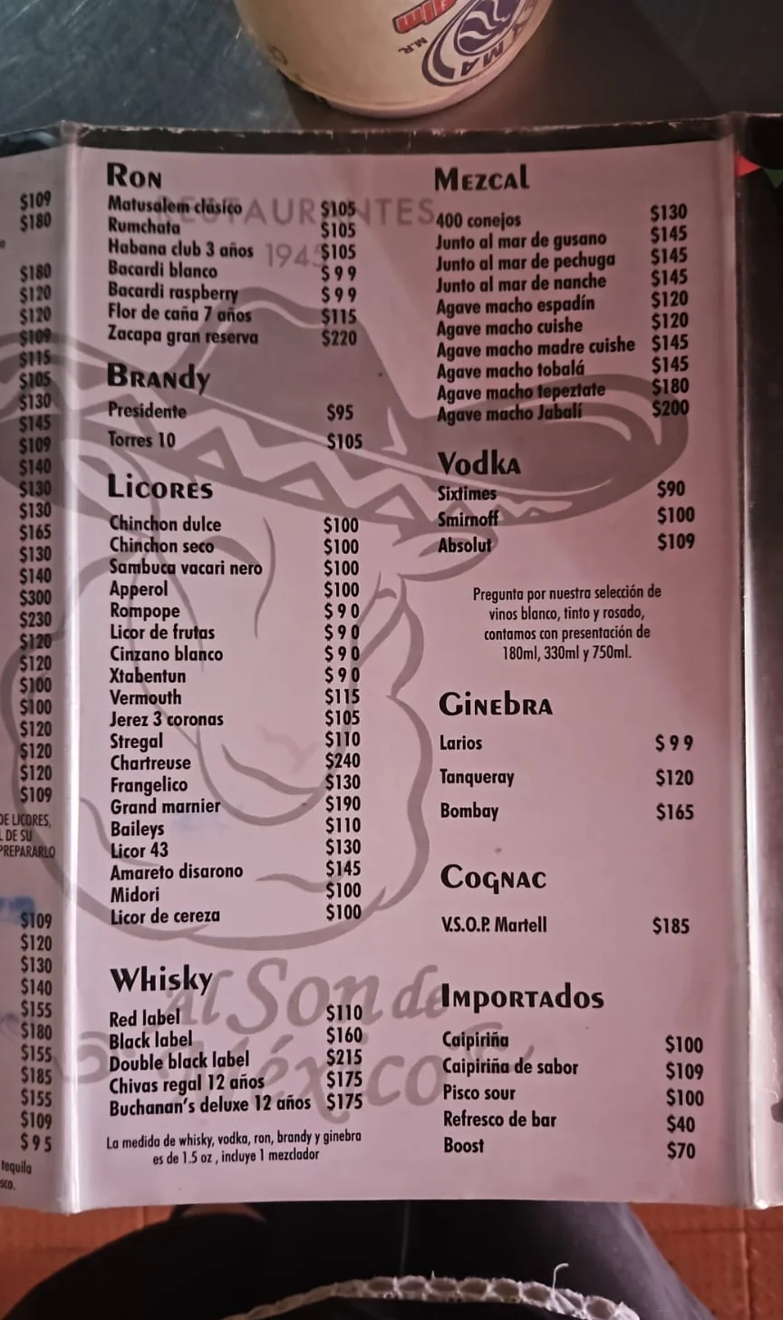 Página del menú: ron, brandy, licores, whisky, mezcal, vodka, ginebra, cognac e importados